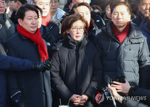 고위공직자범죄수사처(공수처)와 경찰이 윤석열 대통령에 대한 2차 체포영장 집행에 나선 15일 서울 용산구 한남동 대통령 관저 입구에서 국민의힘 나경원 의원이 발언하고 있다. 연합뉴스